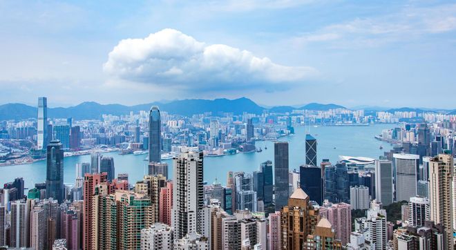 香港街头，阳光照耀下的繁华喧嚣景象