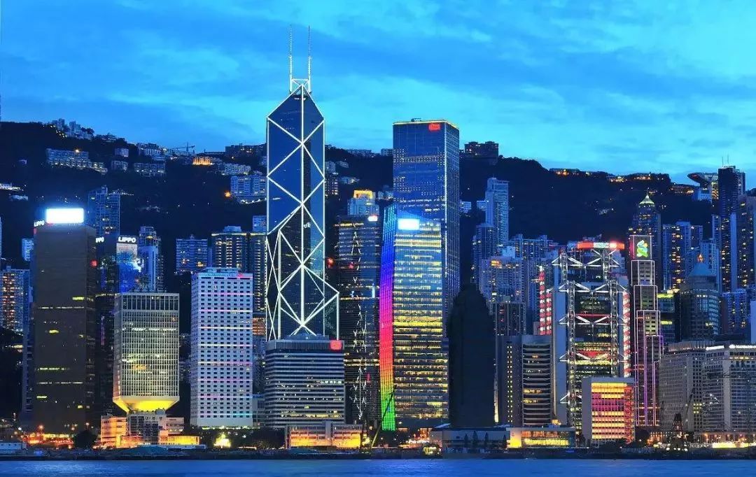 香港街头,阳光照耀下的繁华喧嚣景象