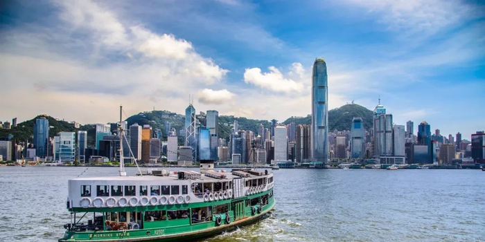 香港街头,阳光照耀下的繁华喧嚣景象